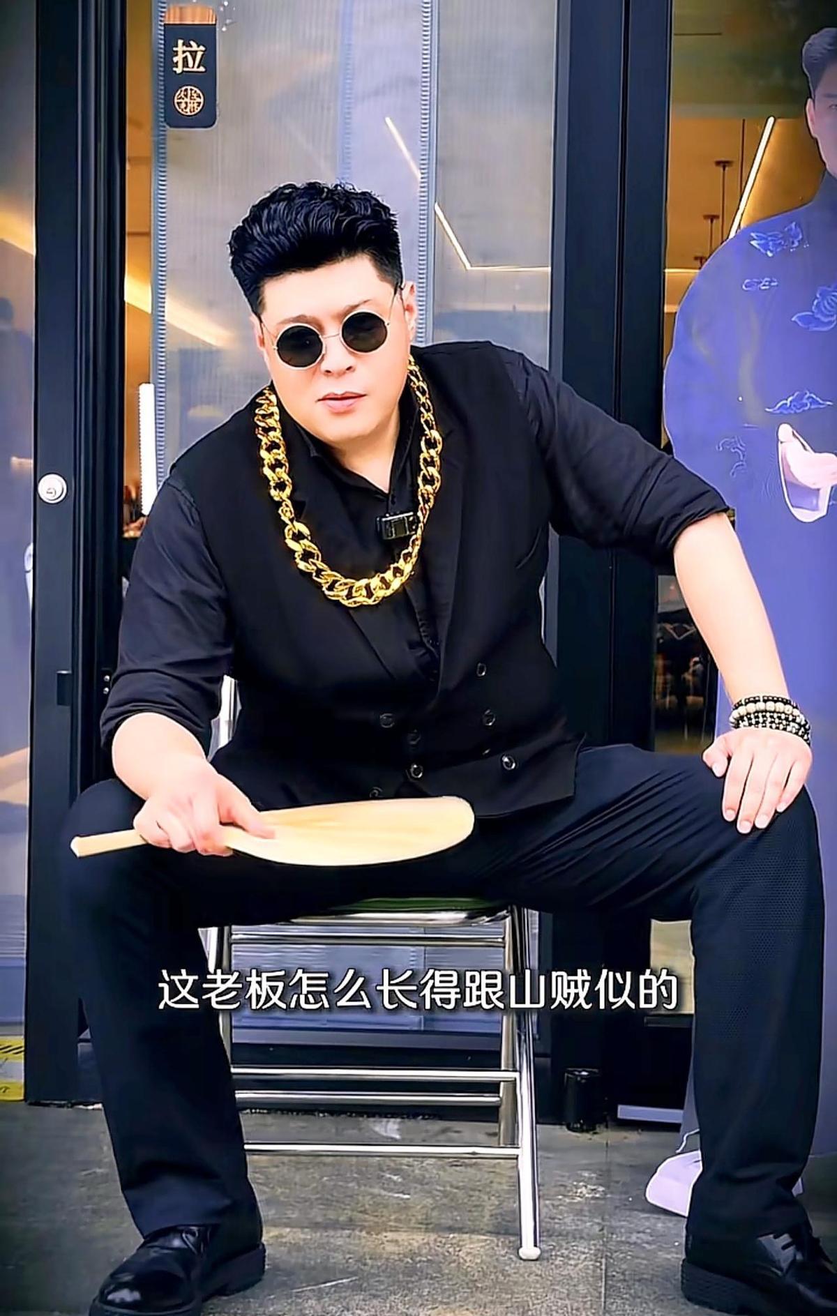 曹云金在“金粉嘉年华”上替刘云天请假，说他回老家给母亲过生日去了。我一听这个理
