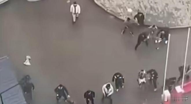 莫斯科民众突遭移民袭击！乌克兰破坏俄关键电子系统来源:作家项鹏飞其实不止