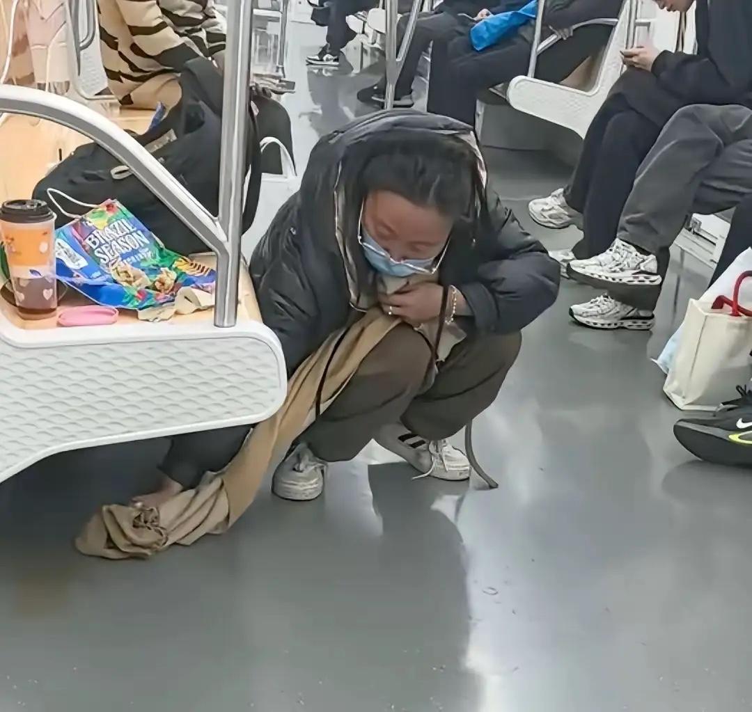 地铁上发生的一幕，一姑娘喝的饮料撒了，可能自己身上没带纸巾。她什么也没说，只是蹲