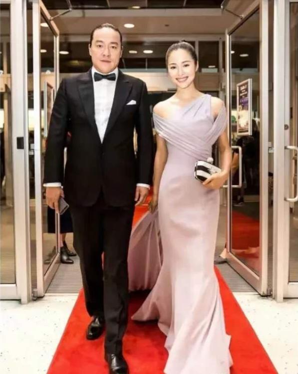 江一燕离婚又验证了一个事实女明星要是突然开始拼事业，十有八九婚姻出问题了。江