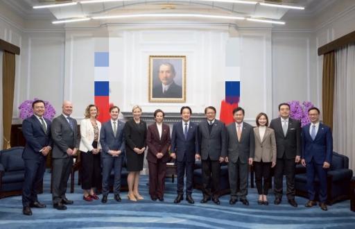 新加坡联合早报昨晚（1月14日晚）报道：“赖清德见加拿大访团：坚持以实力获得和平