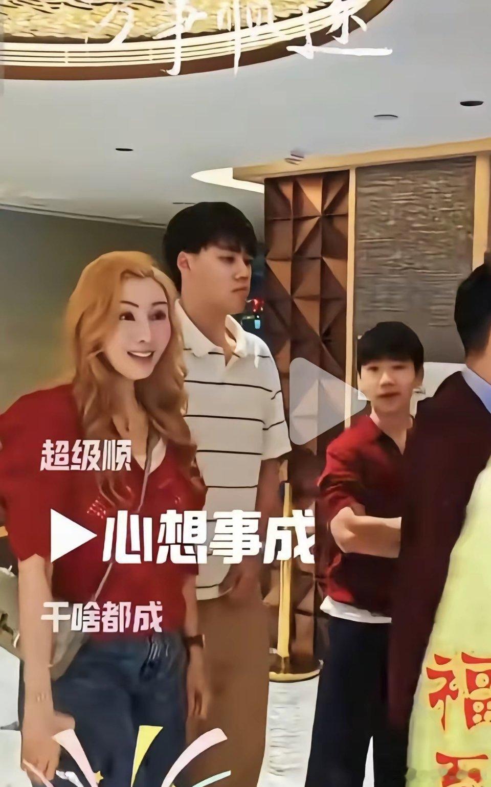 李嘉欣儿子15岁了，190身高，眉眼很漂亮。曾经他被说没继承妈妈颜值，牙齿突出、