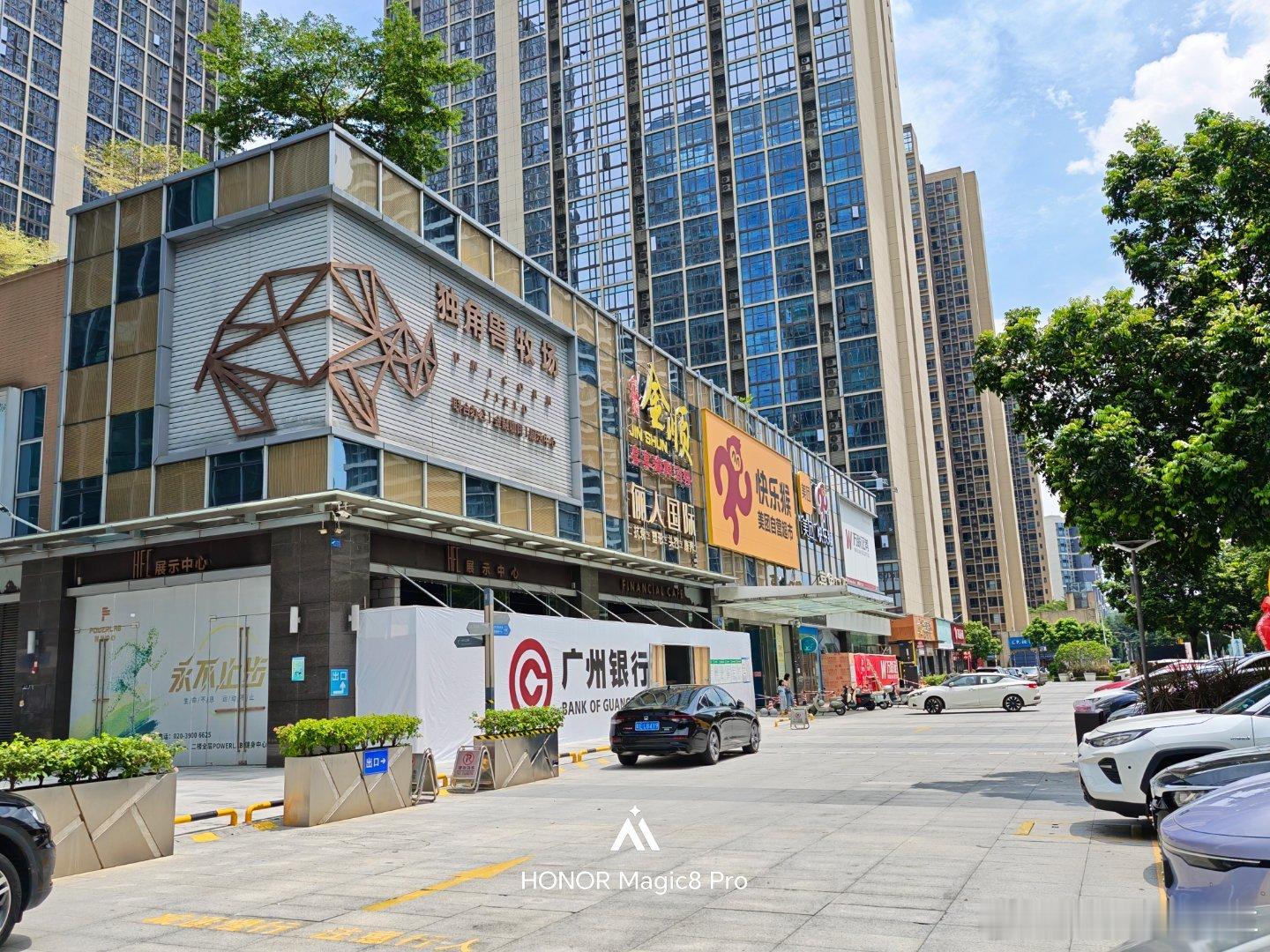 美团和盒马在大南沙疯狂开设新门店，零食有鸣和赵一鸣等新开门店也不少，线下门店又将成为新一轮市场竞争的