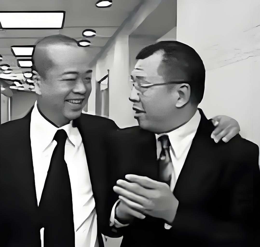 2025年11月18日，欧阳震华身着黑色西装现身许绍雄出殡仪式，与苗侨伟等八位挚