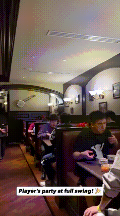 这次新加坡大满贯的欢迎晚宴，怎么那么像吃食堂呢？卡座里，运动员脸对脸吃，一桌四