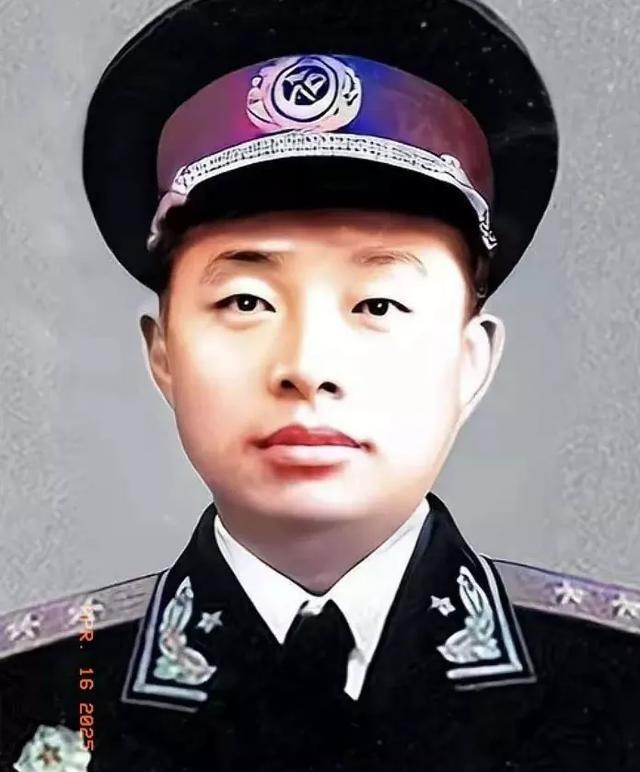 1955年，授衔台上，一张年轻稚嫩的面庞，却肩扛中将军衔，着实令人惊叹，不禁让人