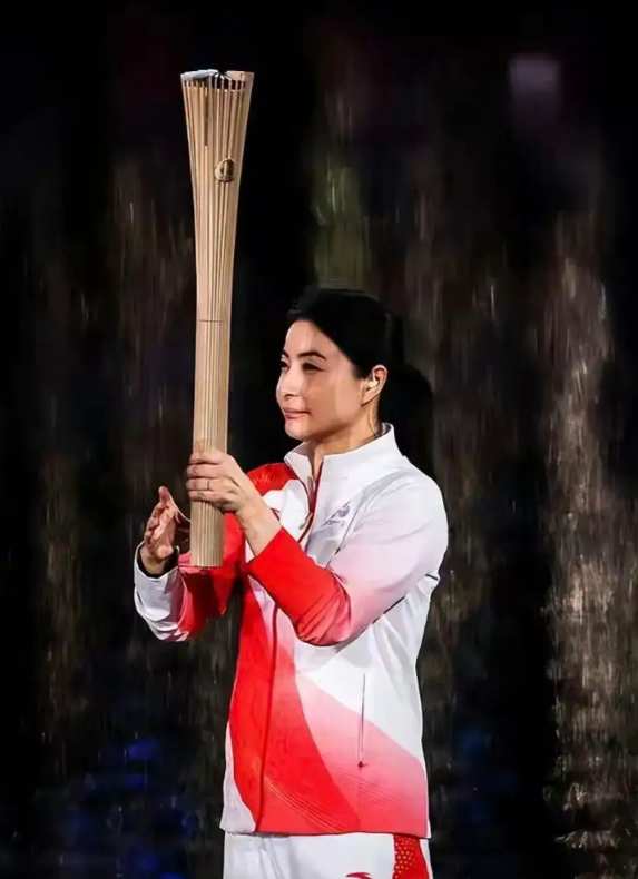 霍启刚，给所有男人都提了个醒可以娶丑的也可以娶穷的，但千万不能娶那种一天到晚