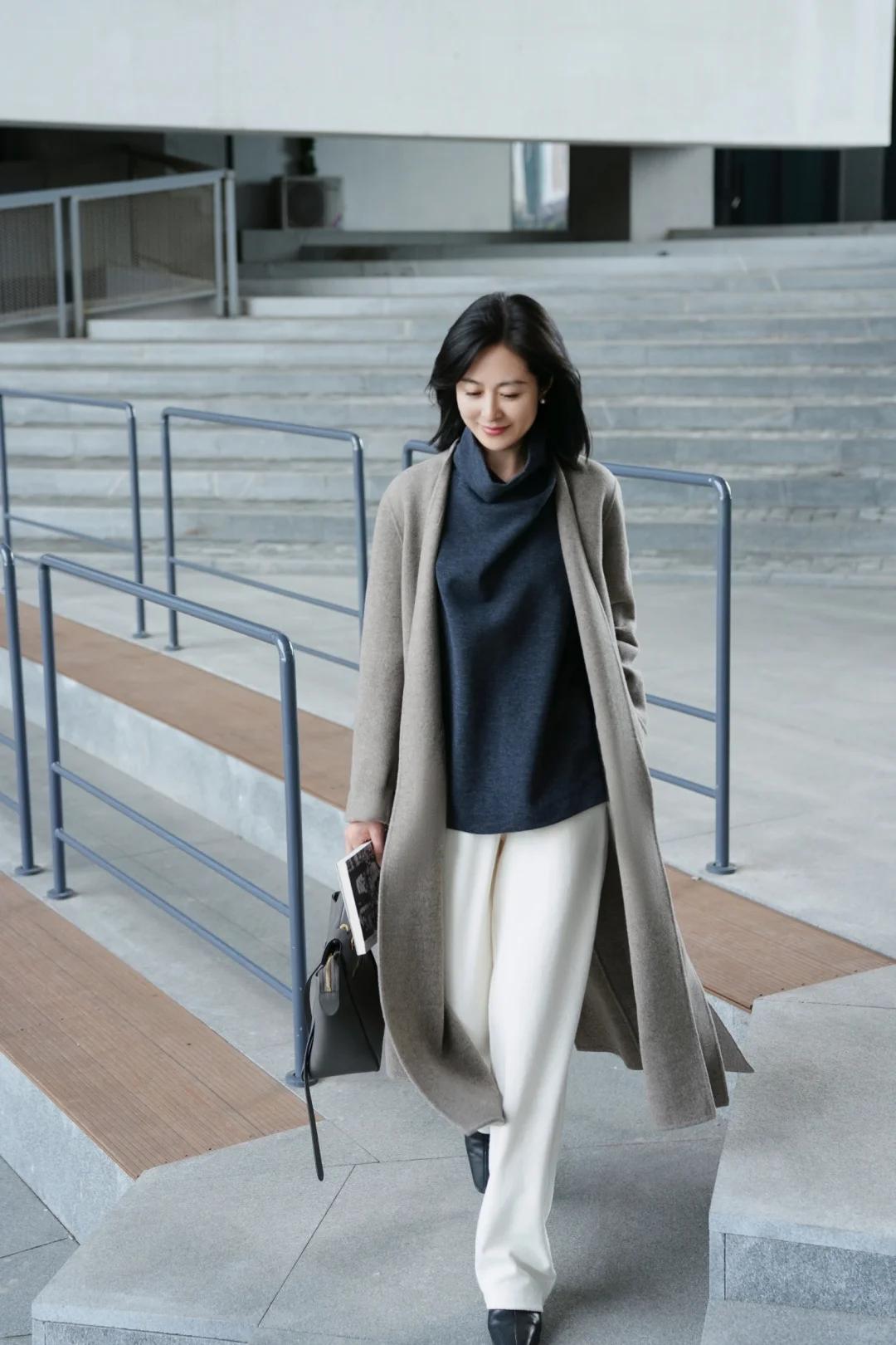 年过四十的女性如何诠释高级感穿搭？对于年过40岁的女性来说，气质已经悄然发生