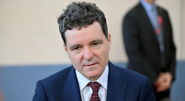 总统下车秒变“大型翻车现场”，罗马尼亚雅西市国家剧院门口，刚停稳的总统车队直接成