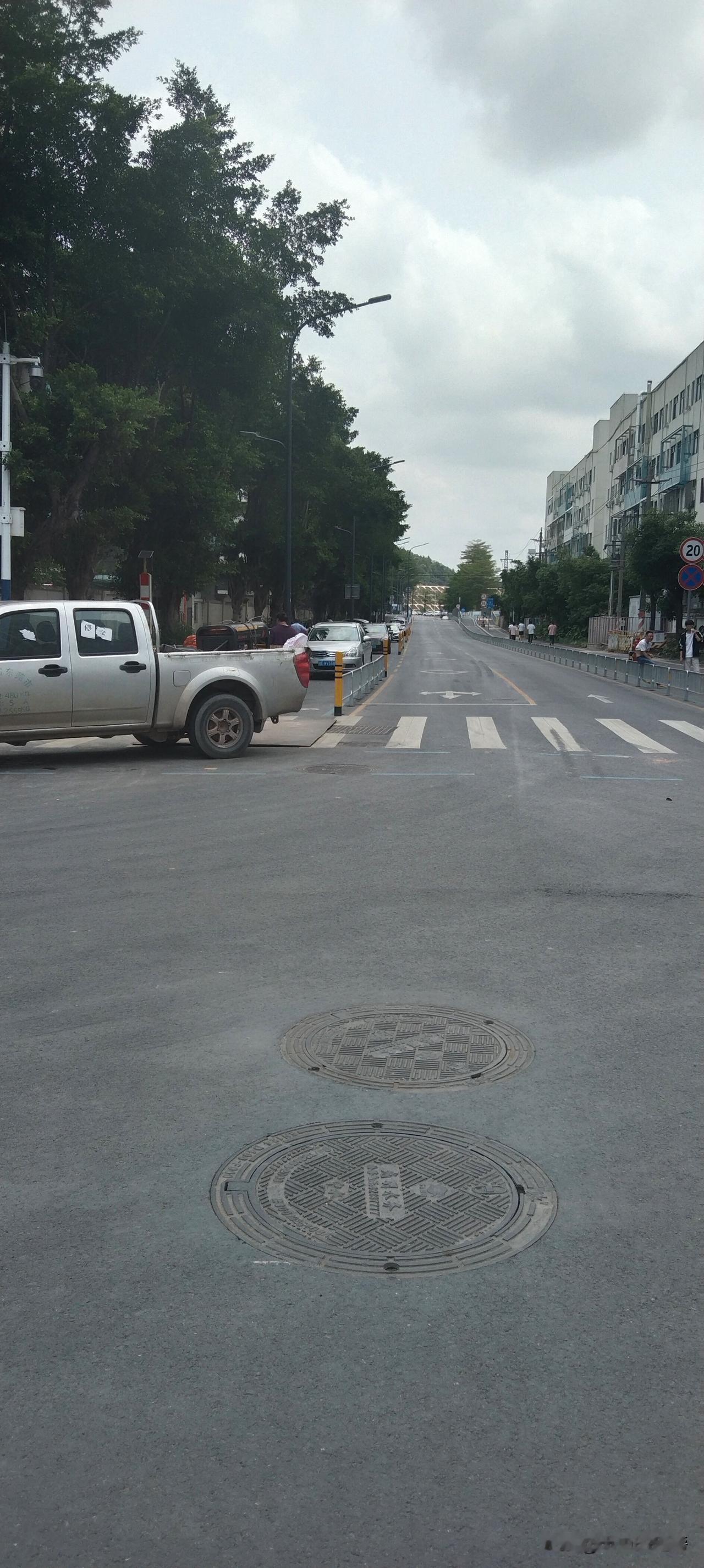 别老说电动车走机动车道，不走非机动车道，我请问，小汽车这样停车非机动车怎走？