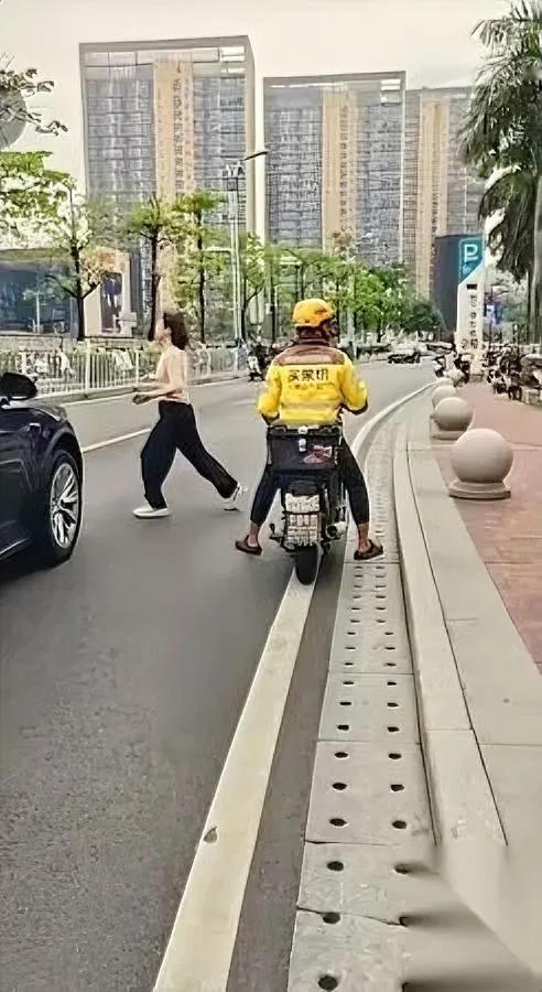 特斯拉女司机又上热搜！当街扔外卖还辱骂骑手完整版视频曝光后全网炸了！视频