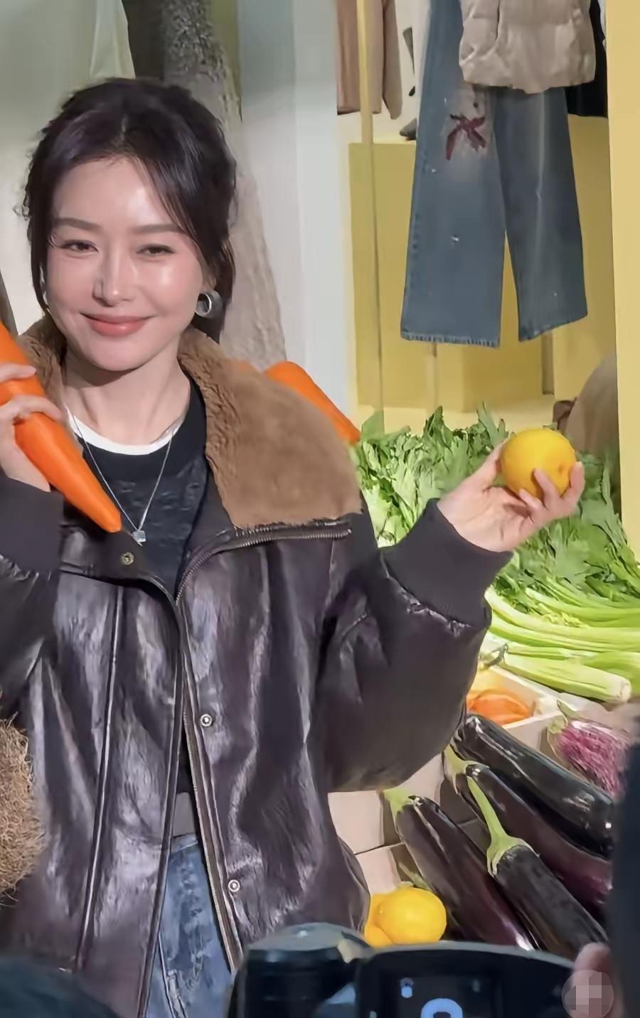这是大美女秦岚啊，简直都认不出来了。脸盘子肿胀肿胀的，完全没有秦岚的影子了。