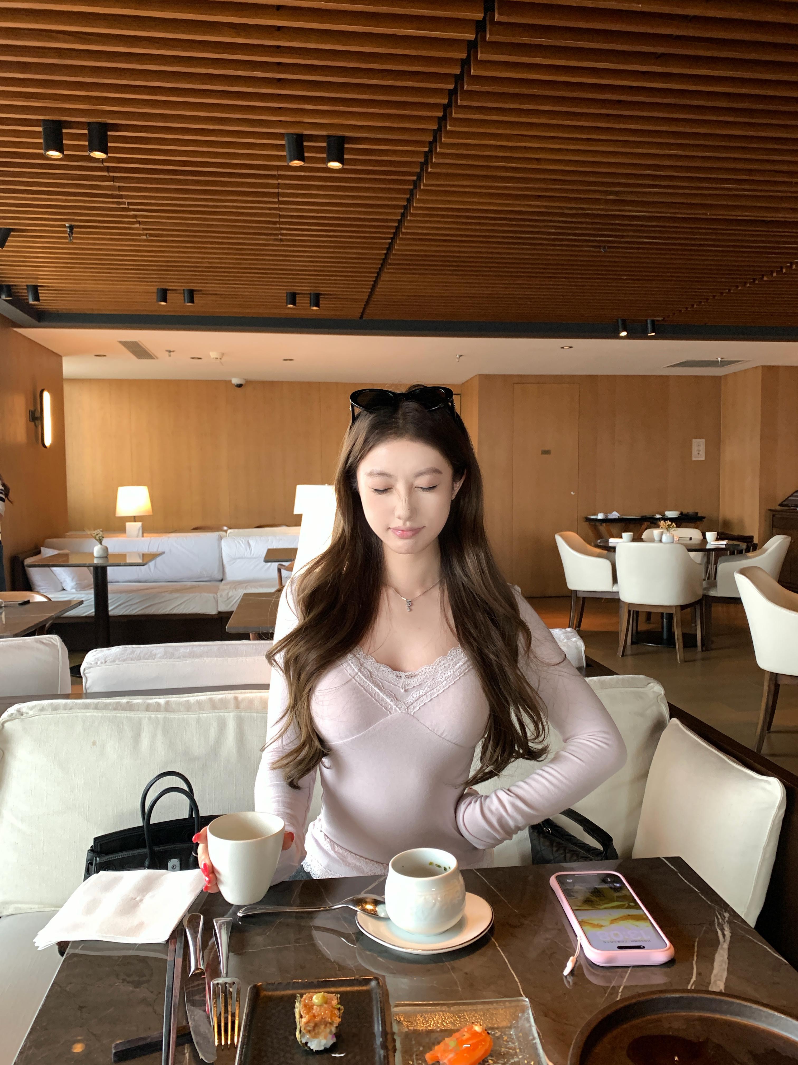 一件不管是单穿还是内搭都非常出彩的蕾丝打底秋冬作外套里面的内搭非常亮眼面料选