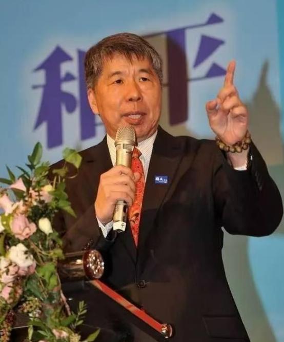 郑丽文的大格局让张亚中又成为她的麾下大将，这不，张亚中今天在台立法机构历数赖桑的