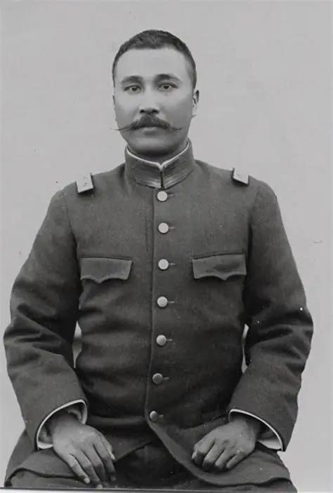 1878年，广东海丰，一个男婴落地。谁也没想到，这个孩子长大后会给自己取字“
