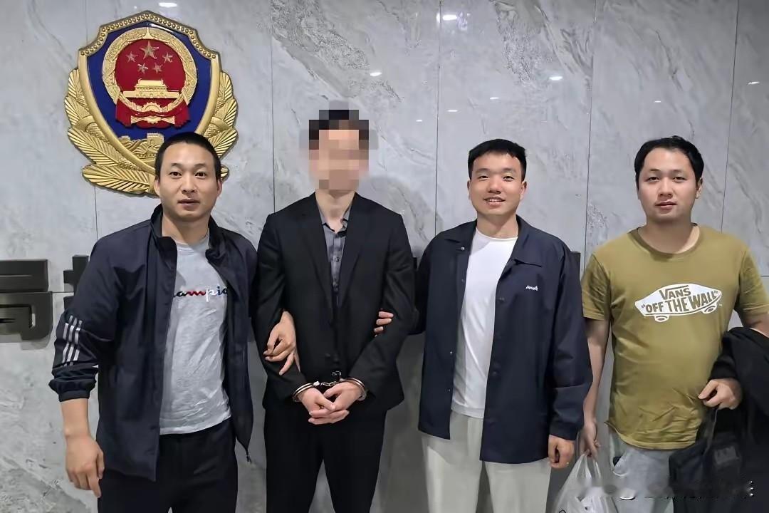 太可恨了！湖南，82岁老人拎着170万现金去银行存款，柜员一打开傻眼了：全是练功