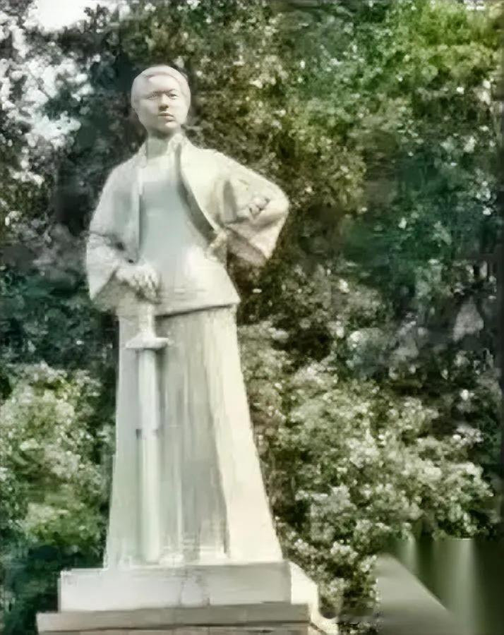 秋瑾后人起诉画家！解气刷到那幅争议画作时，我惊到了画面里秋瑾“阴阳眼”、