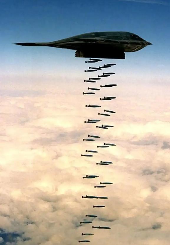 美军4架B2投掷重型炸弹，伊朗导弹基地隧道终于坍塌，此举对中方也是个警告！当