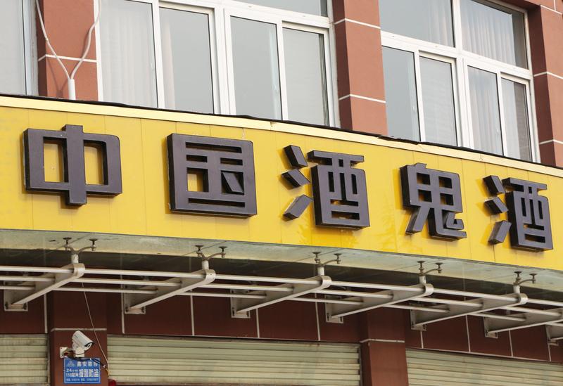 徐州婚礼惊现“宴席刺客”！男子趁乱盗走白酒，警方追踪揭露惊人内幕在江苏徐州，