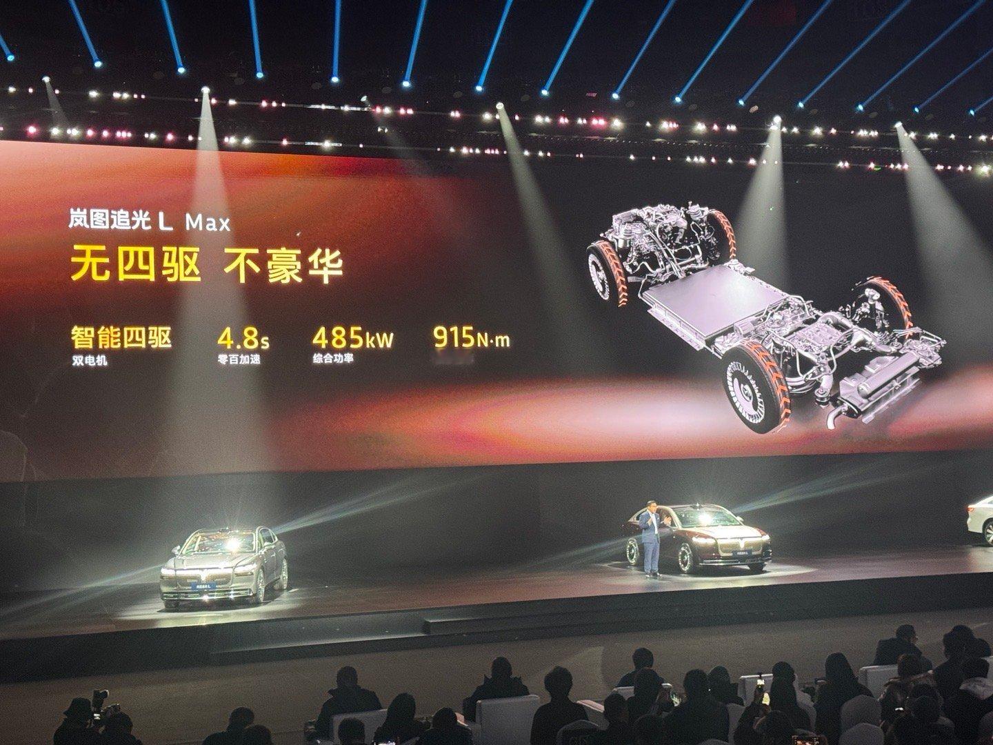 27万多这个起步价，其实已经是顶配的规格了。双电机和鸿蒙座舱都给了，车长过五米，