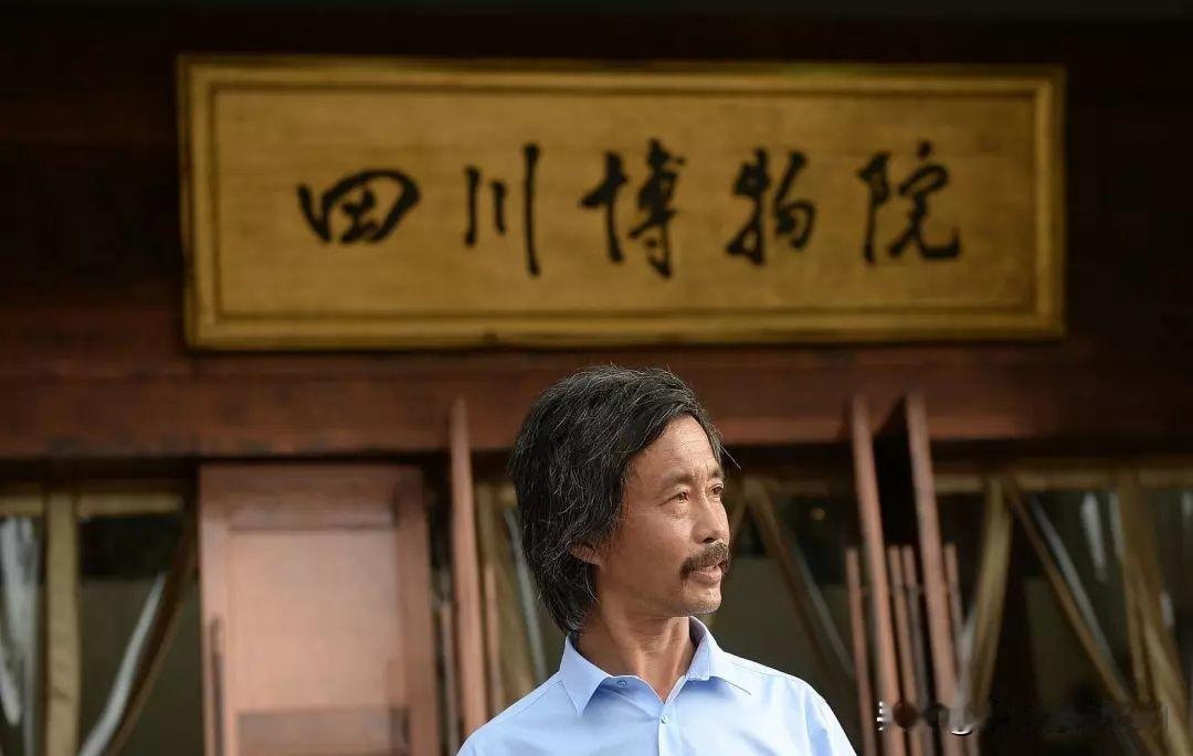 流浪者沈巍从大火到现在熄火用了半年时间，从到云南卷景区文宣，到浙江卖茶，突然不