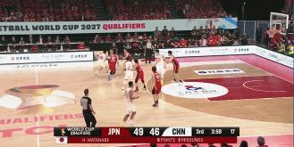 中国男篮大将高诗岩真是球队的及时雨！在今天中国男篮客场挑战日本男篮的焦点战中，当