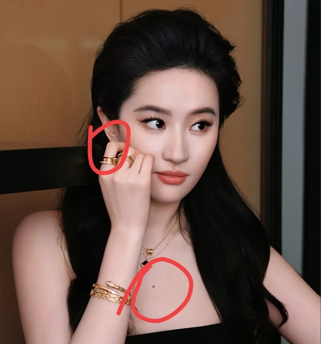 大家发现了吗？刘亦菲身上有一个很奇特的现象不是她身材一般却被所有人当成女神，