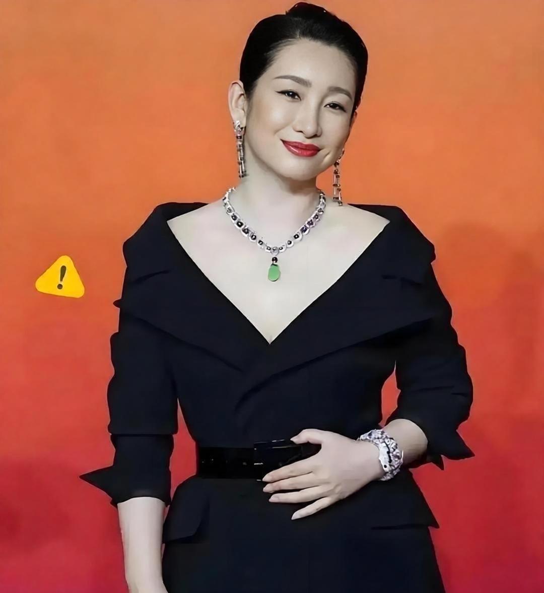 秦海璐有个坚持了11年的习惯，就是每个月都会给婆婆转一笔五位数的生活费。每次转账