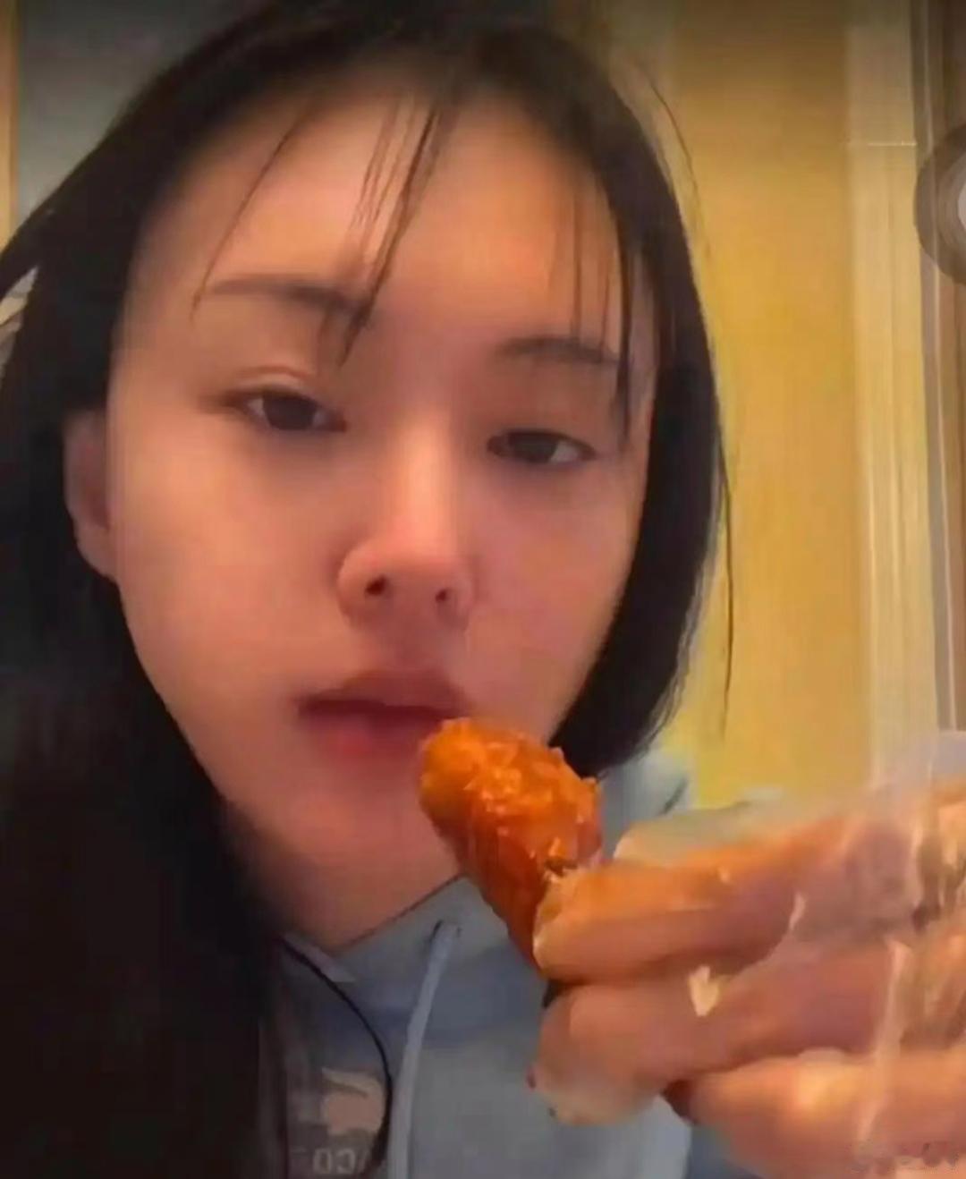 35岁的爽深夜在美国直播吃炸鸡，状态忒好脸圆了不少，就是额前头发稀有点苍老了！