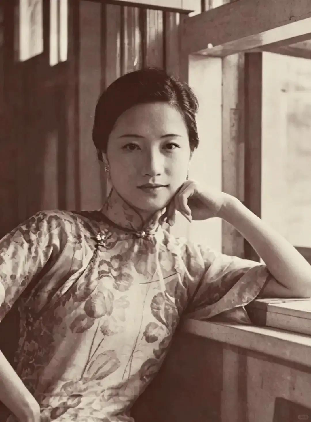 可别以为她只是个“花瓶美人”。那个年代的北平，名媛多如过江之鲫，但陆小曼是唯