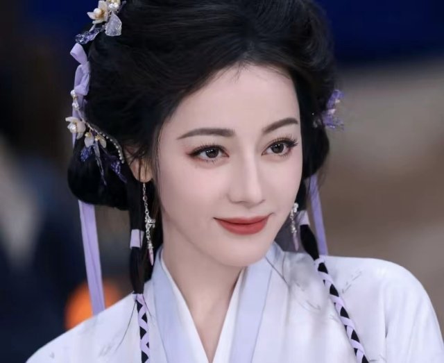 迪丽热巴有点怪不是她不美，也不是演技不好而是你仔细看就会发现，她演的每部剧，跟谁