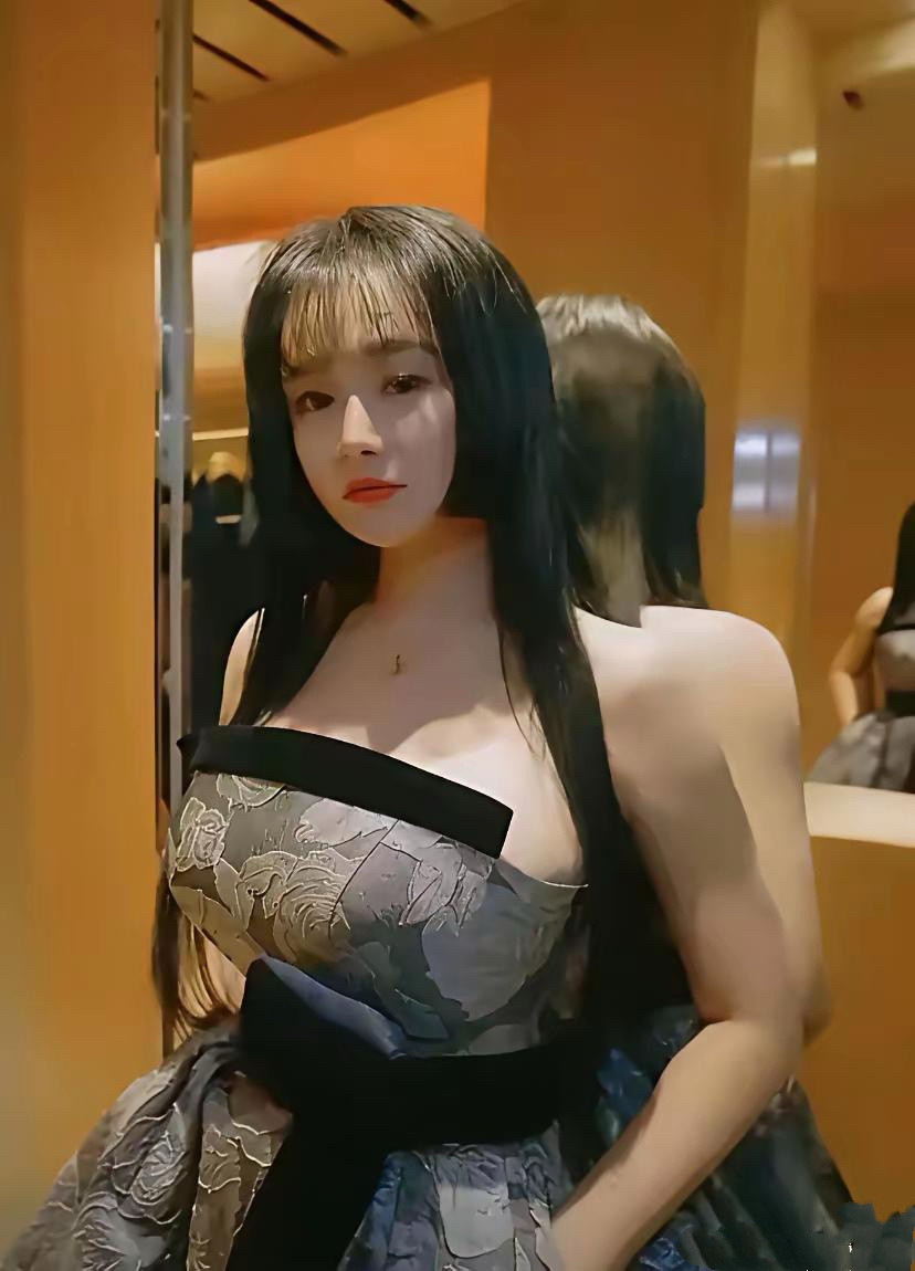 我感觉她很多衣服都不适合她都说冉莹颖穿搭和理财观感一致，火辣身材大胆的造型，庄重
