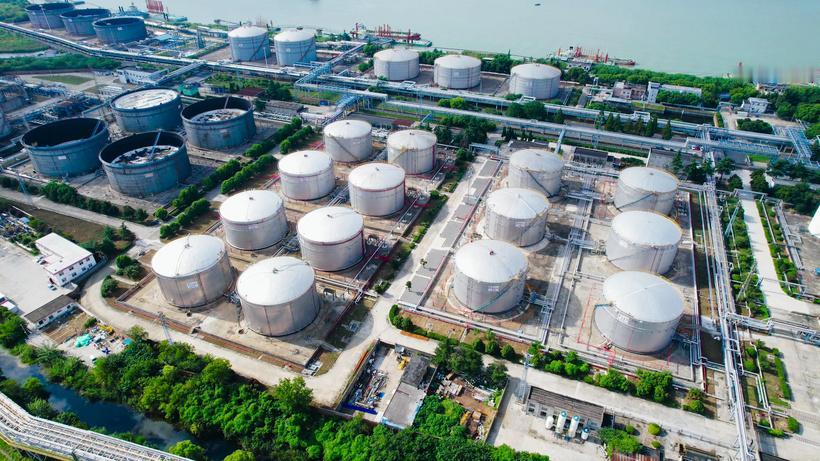 美媒疑惑：全球石油储备正迅速耗尽，中国囤油量为‘最大谜团’。6月15日