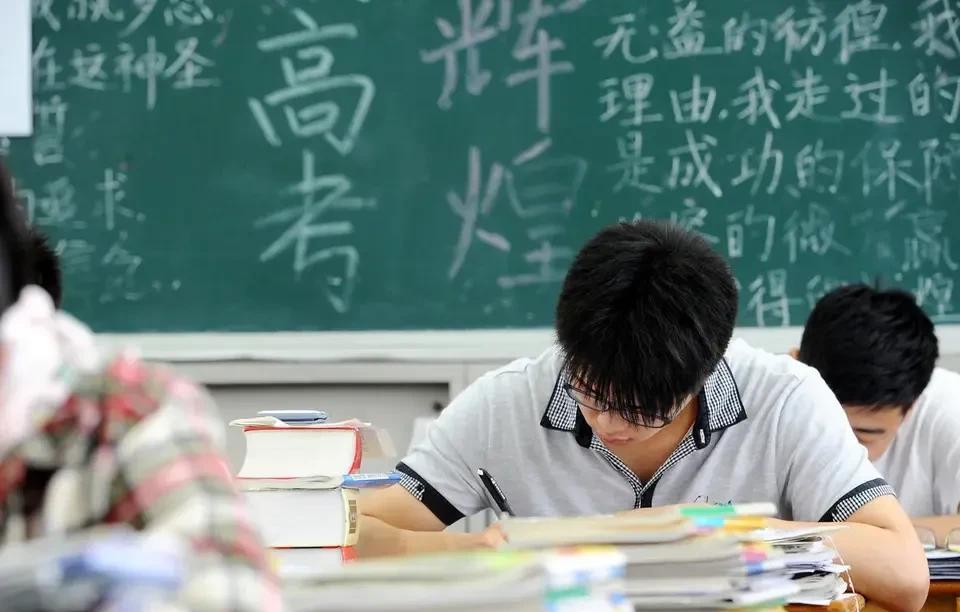 我是文科生，本来又很喜欢数学，数学好在文科班是一个巨大的优势，记得有几次模拟考试