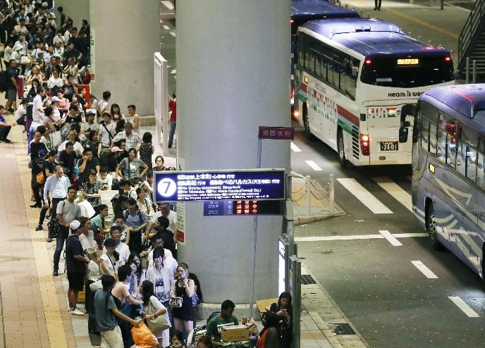 真闹心！东京成田机场里乌泱泱一片，排队的、坐地的、满脸无奈的全是中国游客。机场广