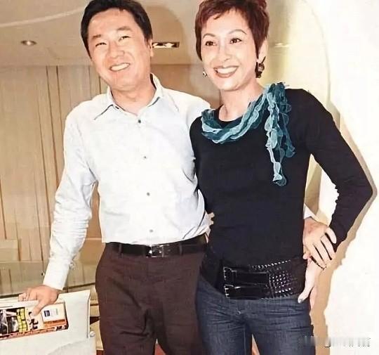 前发嫂余安安，与周润发有过一段短暂婚姻，后与赛车手李万祺结婚、离婚，独自抚养两个