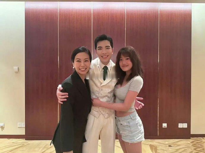 贾静雯大女儿与萧敬腾夫妻合照，像极了一家三口，只是萧敬腾紧张的手都不知道放哪了