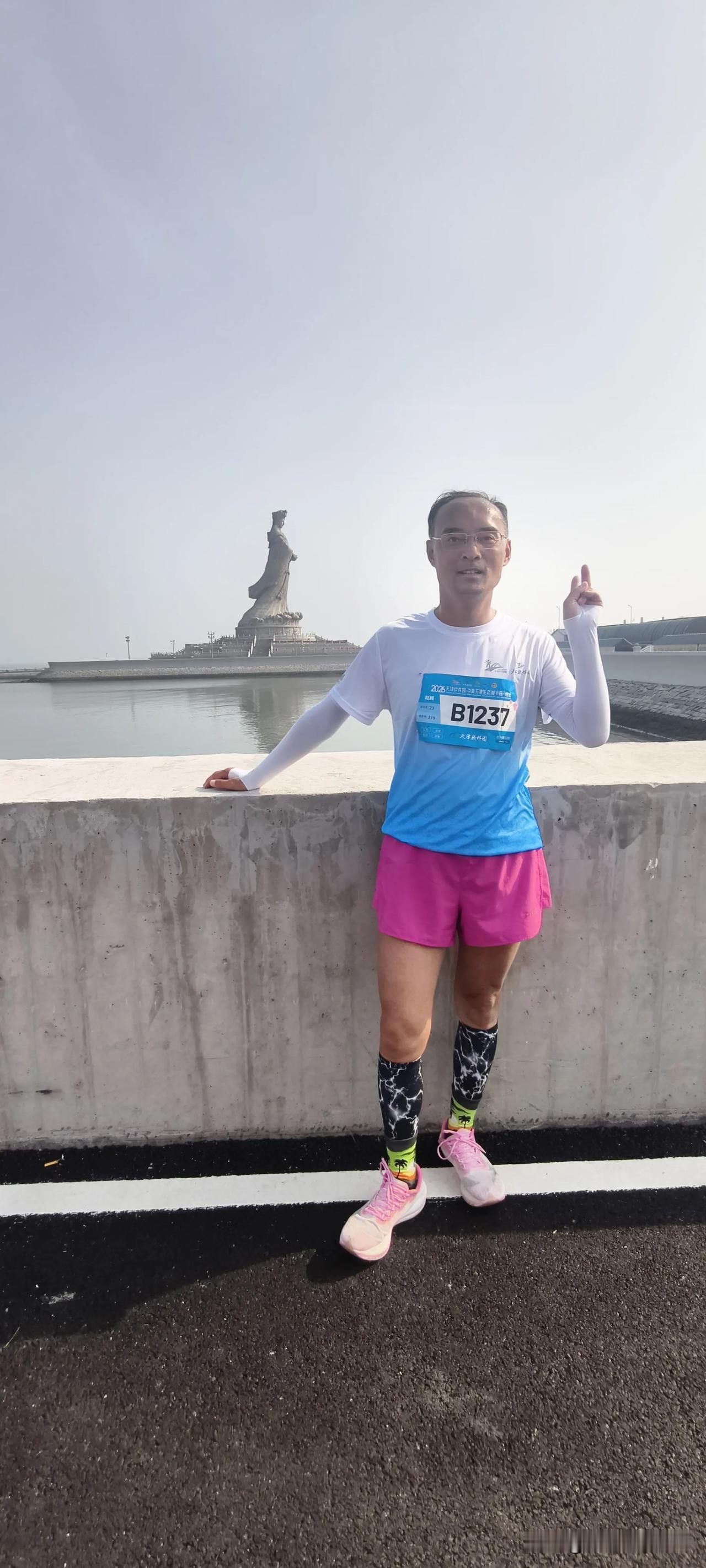 跑圈有句名言：全马伤身，半马怡情，超马灰飞烟灭。全马就是42公里，半马就是2