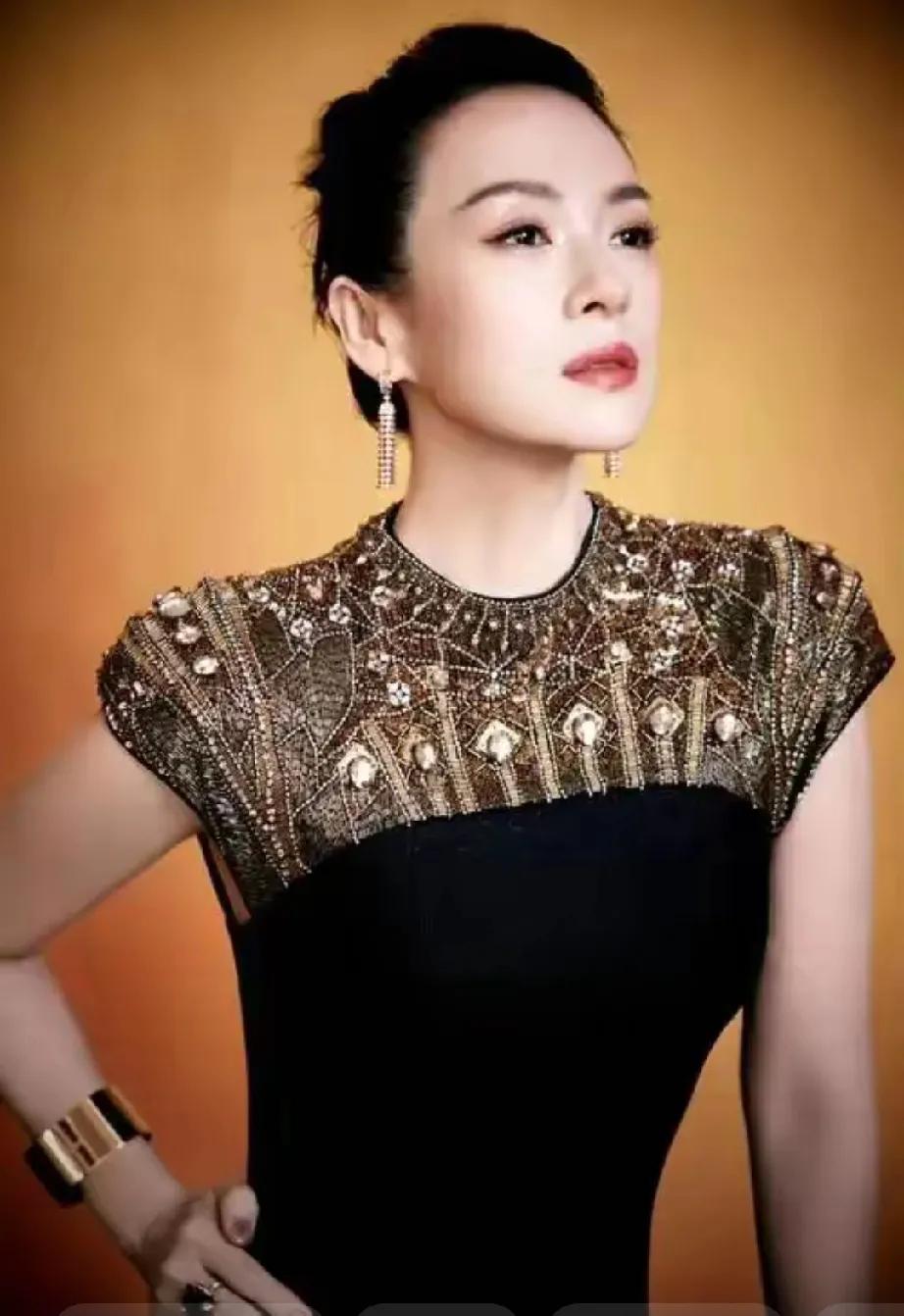 12月9日，章子怡晒出与朱丽叶·比诺什的合照，直接炸翻全网！一位46岁，是国际影