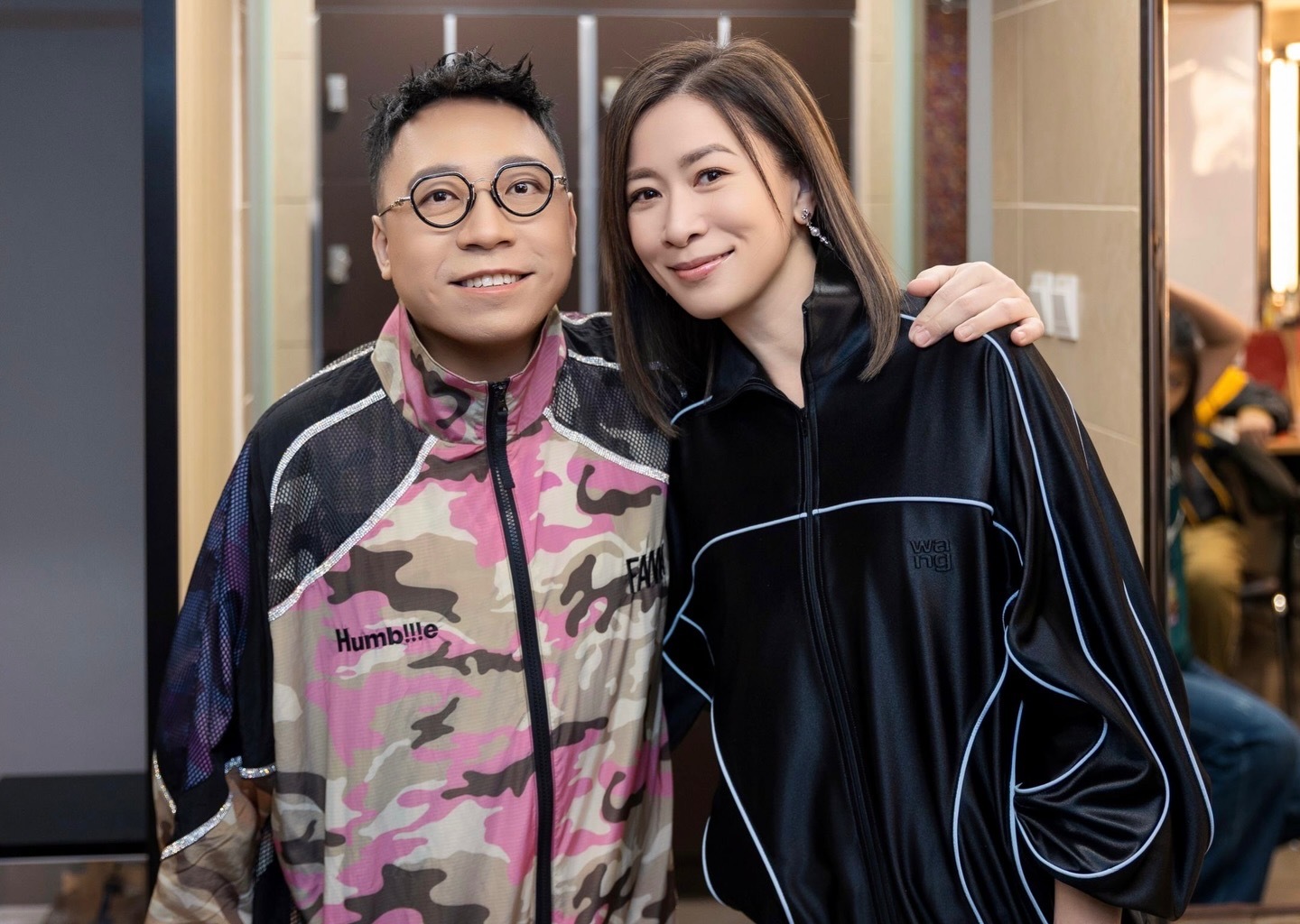 佘诗曼黄子华看农夫红馆演唱会
