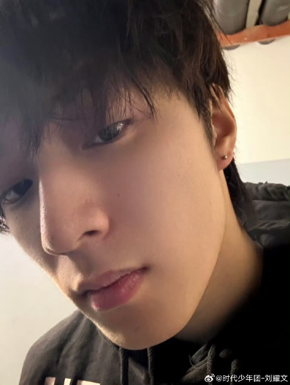 此男就这样向粉丝报备打耳洞……完全宠溺是耀文打的第一个耳洞刘耀文打了第一个耳洞