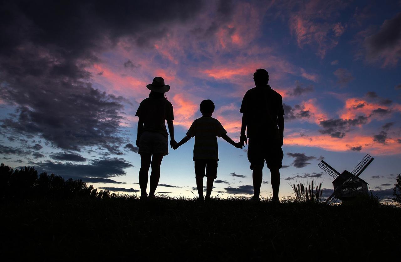 上海一男子因儿子随母姓起诉离婚，称违背父亲遗愿，女方指责：我40高龄产子，怀孕时