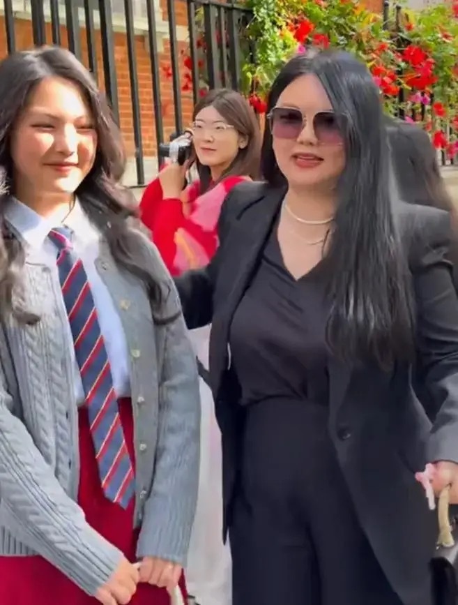 李湘如果真有钱的话，就不会整天带着王诗龄赶场子了。可惜王诗龄除了肥胖和僵硬之外一