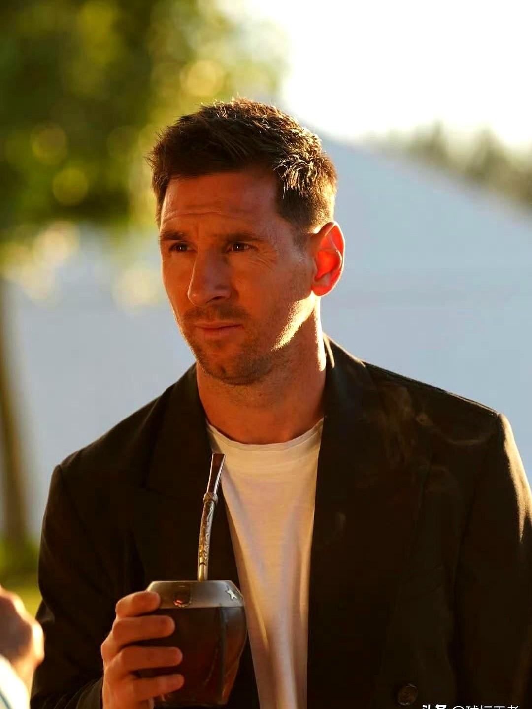 梅西回来了！这很可能是他在阿根廷本土最后一次披上国家队战袍。刚从迈阿密飞抵布