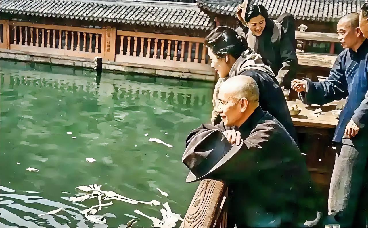这是一张不多见的照片。这是他在1948年5月15日，蒋介石回