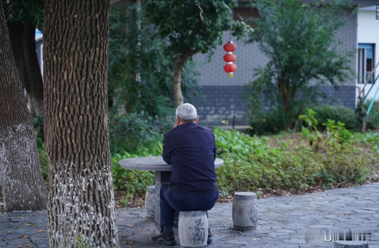 今天我妈打电话跟我说，村里西头那个98岁的老头去世了。我问，怎么那么突然就走了