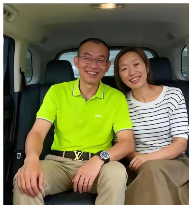 谢岳和许健华的合照最近传得挺火，俩人笑得特开心，跟没发生过郑琴那事儿似的。