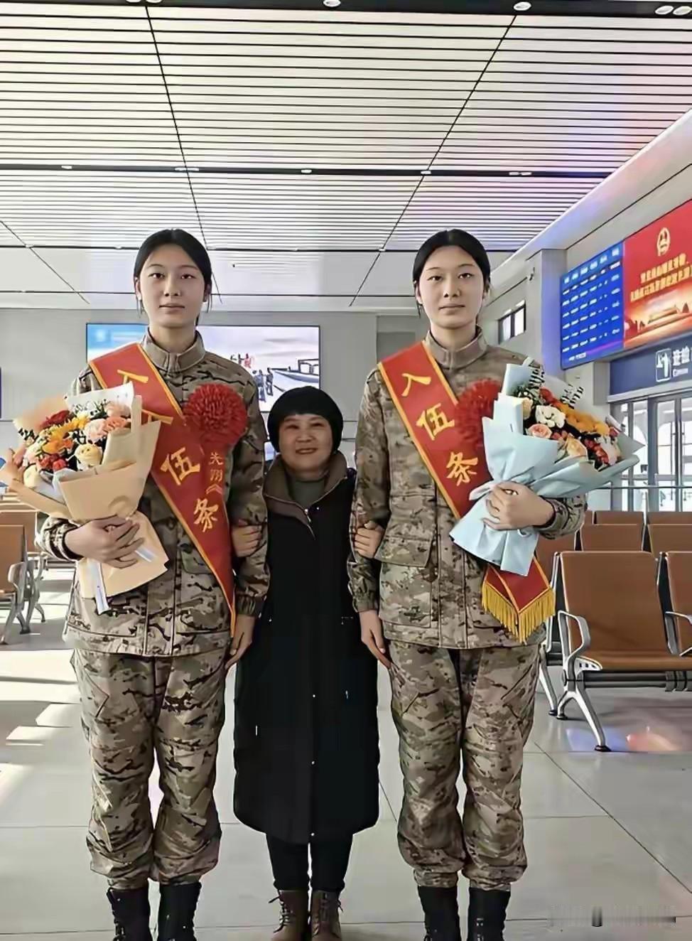 这位母亲才是真正的人生赢家!两个女儿双双入伍，颜值高能力强，太给妈妈长脸了！