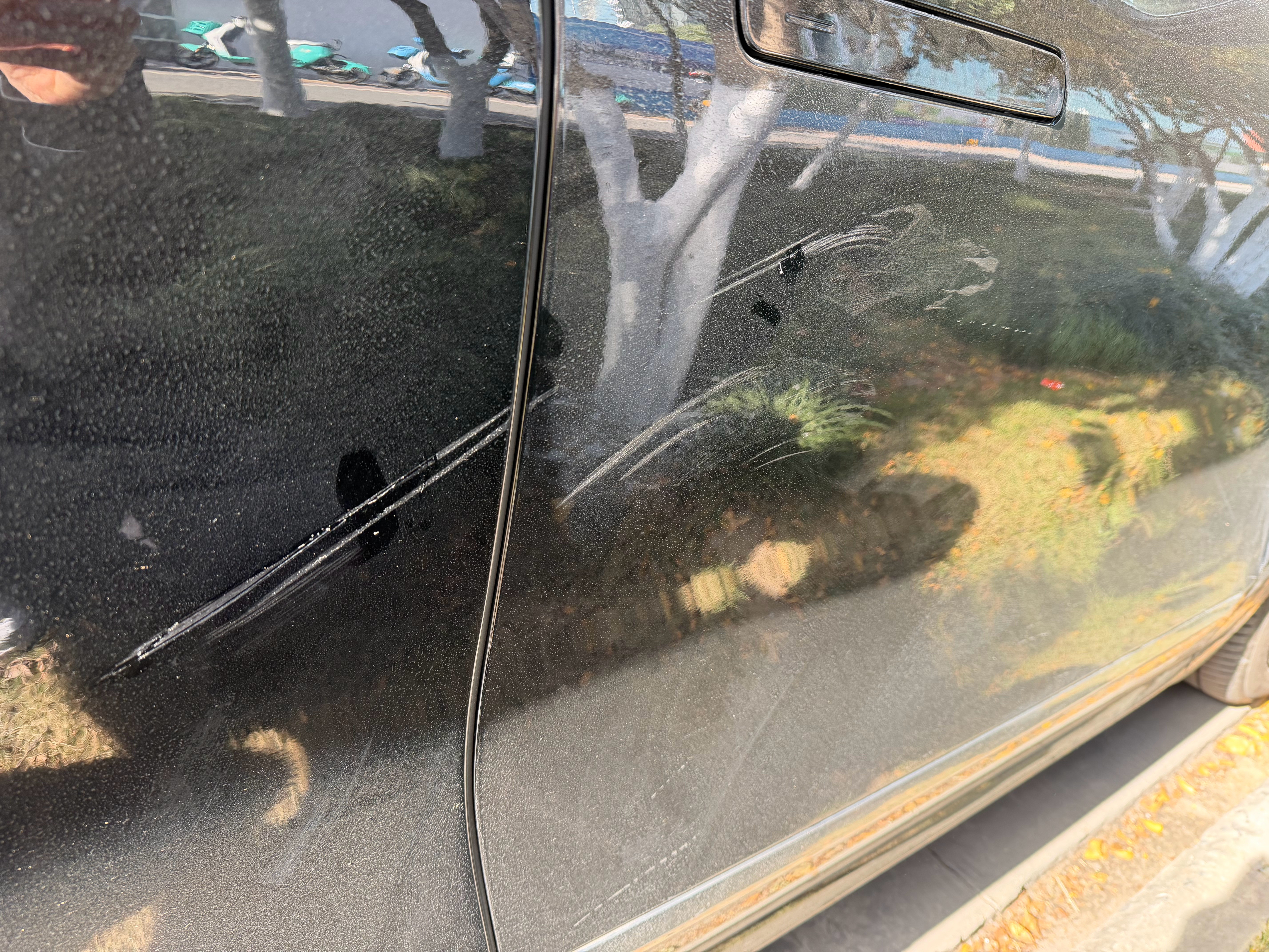 隐形车衣对于高端车和长期用的车，属于是花小钱办大事，像我这个蔚来ES8，应该是刮