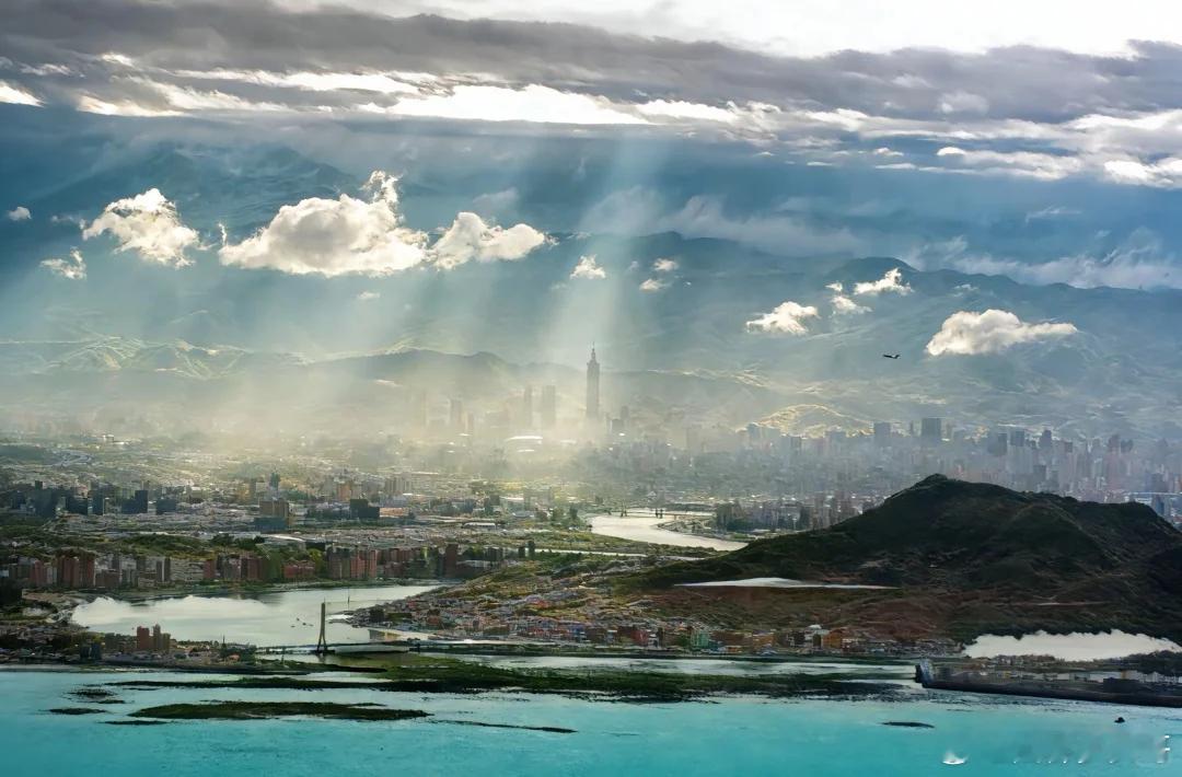 这么近，那么美，周末到台北。（原图黑色，此为网友渲染图）